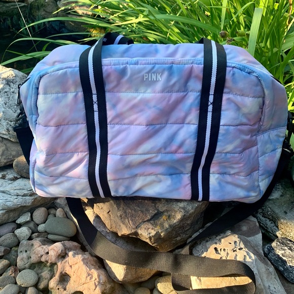 VICTORIA SECRET 🎀 “PINK” PURPLE,PINK & BLUE TIE DYE QUILTED DUFFLE BAG TOTE-NEW - Picture 2 of 7